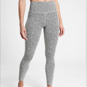 Women’s small Athleta Salutation stash pocket ll textures 7/8 tight.